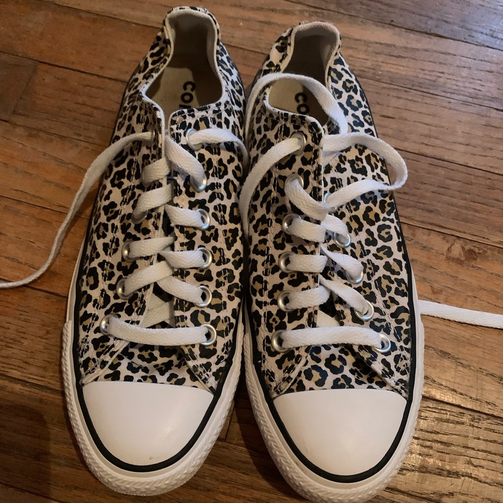 Beautiful leopard converse